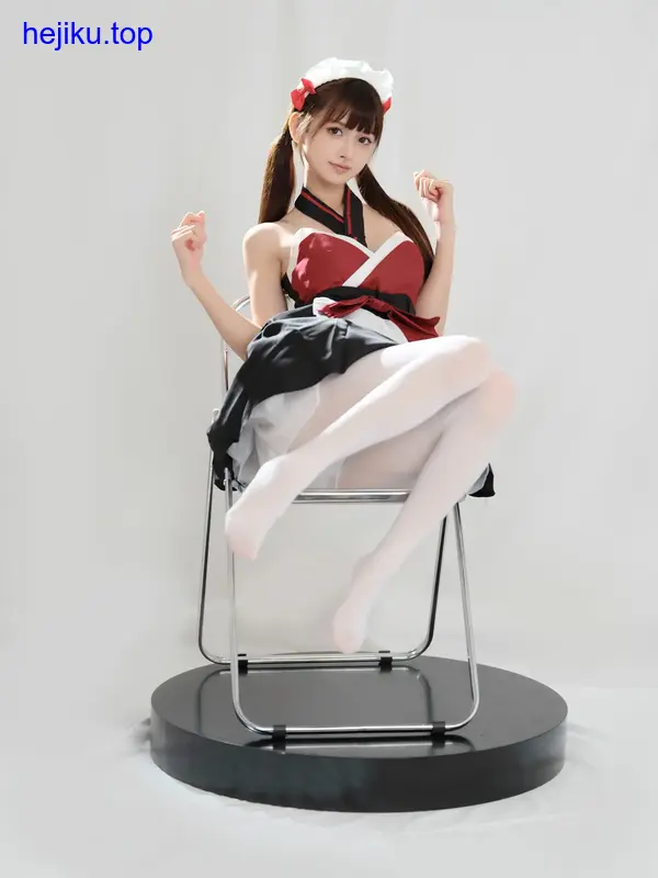 河豚抚子身穿古装长裙站在竹林间，发饰和衣摆被风微微吹起