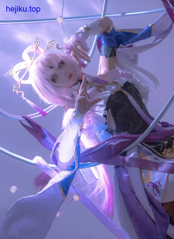 百合欧皇子与未婚妻海边牵手逆光剪影