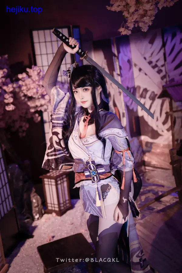 白莉与团队挑选布料样品