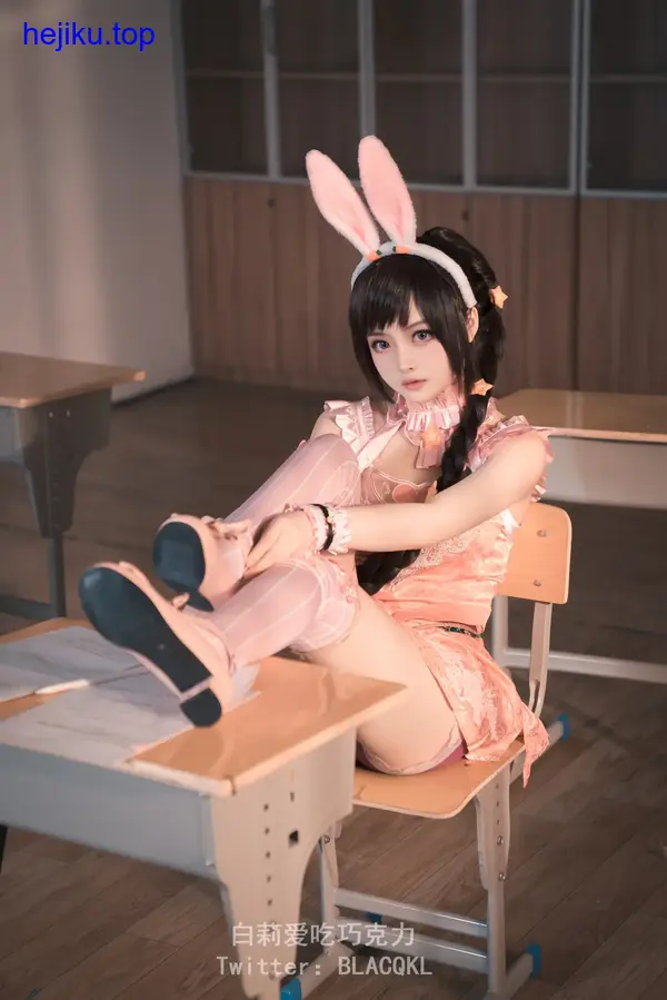 白莉缝制服装上的小装饰