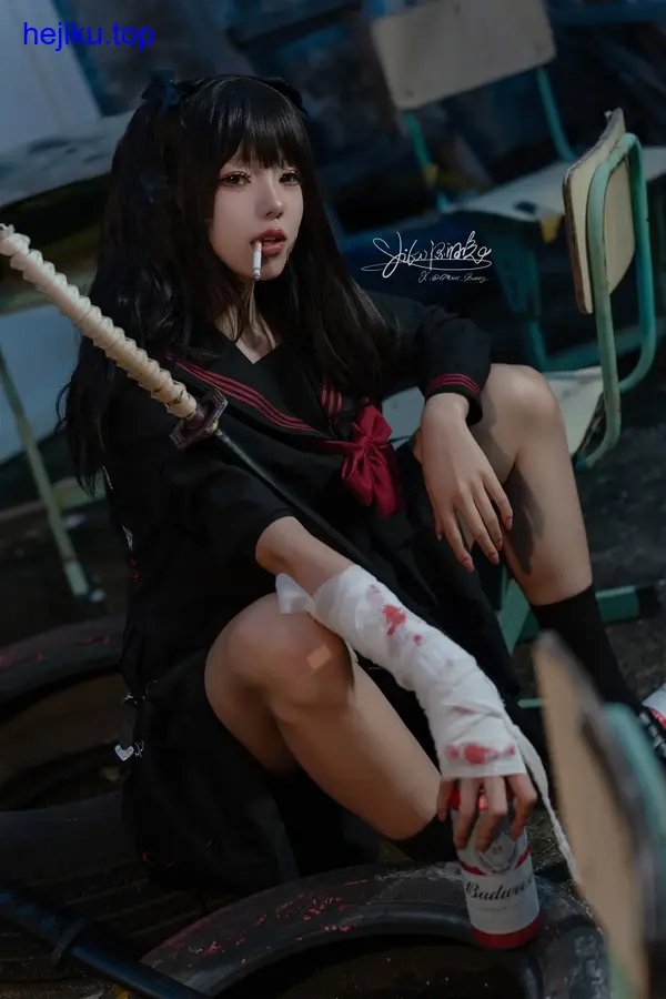 咬一口兔娘ovo趴在生锈管道上，直勾勾盯着镜头，僵尸妆容精细，表情似笑非笑