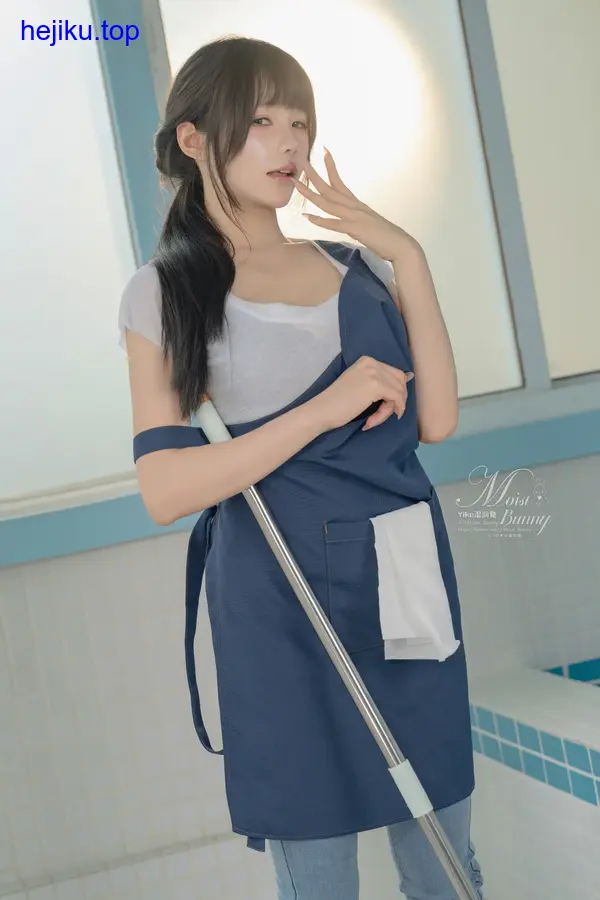 咬一口兔娘ovo站在废弃工厂门口逆光拍摄，半边脸在光里半边在黑暗中，抬起一只手显得孤独又诡异