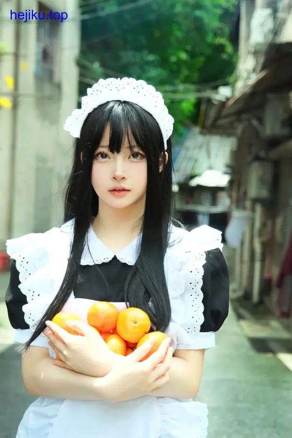 白莉爱吃巧克站在巧克力工厂布景前 身后巧克力瀑布 手持巧克力棒