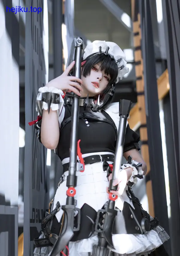 百合欧皇子与未婚妻在花园相拥花朵盛开