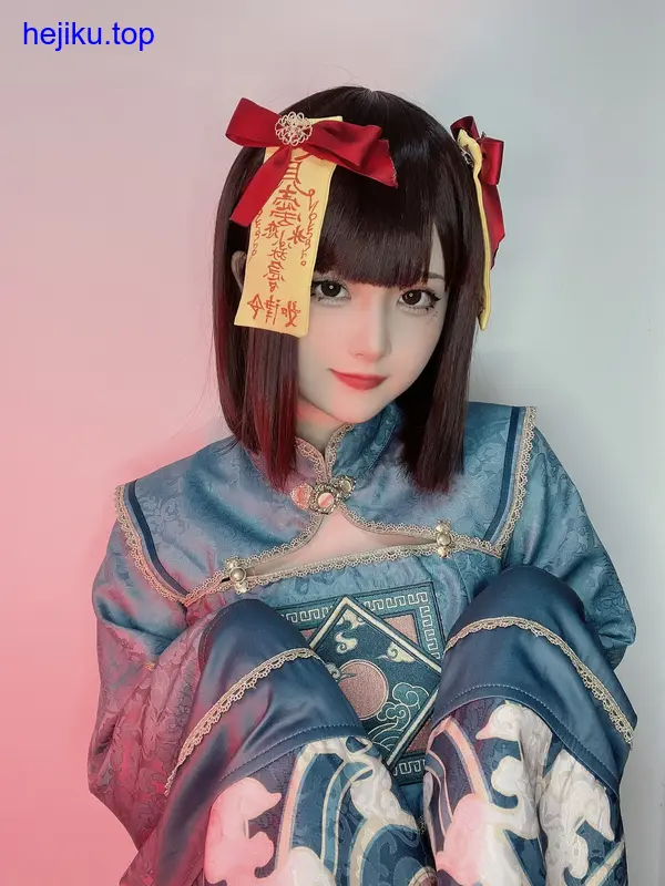 屿鱼cos的最终幻想蒂法，身穿经典紧身衣，眼神温柔而坚定