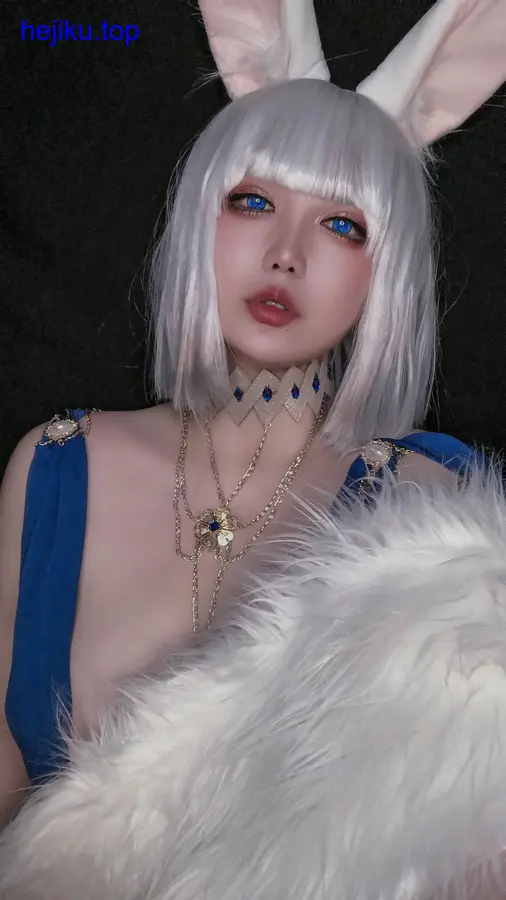 椒妮佐仁趴在地毯上做出奶牛姿态，眼神无辜好奇，服装细节和妆容都很完整