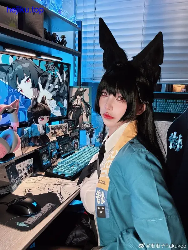 狐洛洛子原创角色森林精灵 绿色系造型 背景有光晕