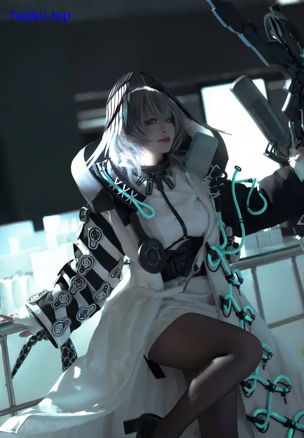 百合欧皇子与未婚妻坐在石阶上对视笑