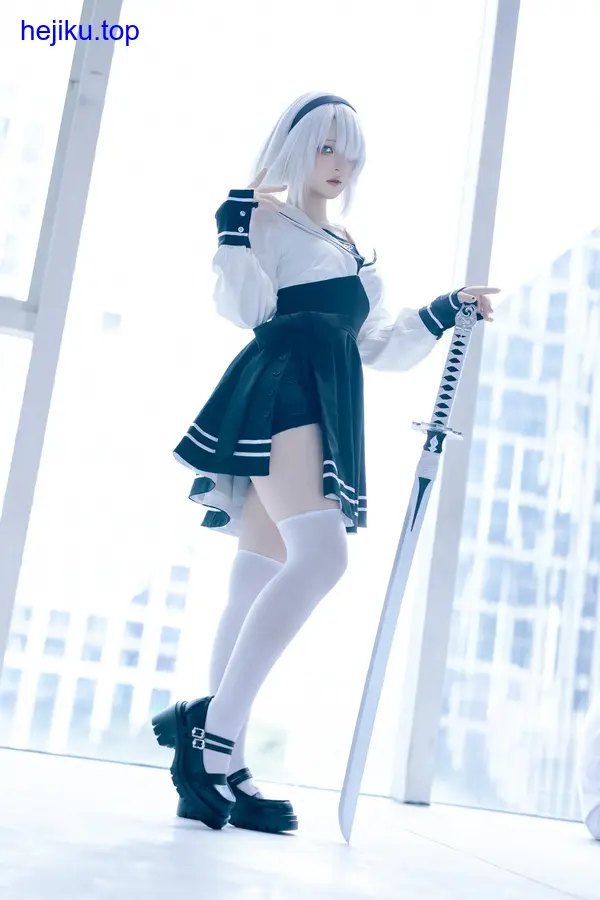 屿鱼在傍晚光线下拍摄的cos作品，光影层次丰富，氛围感强