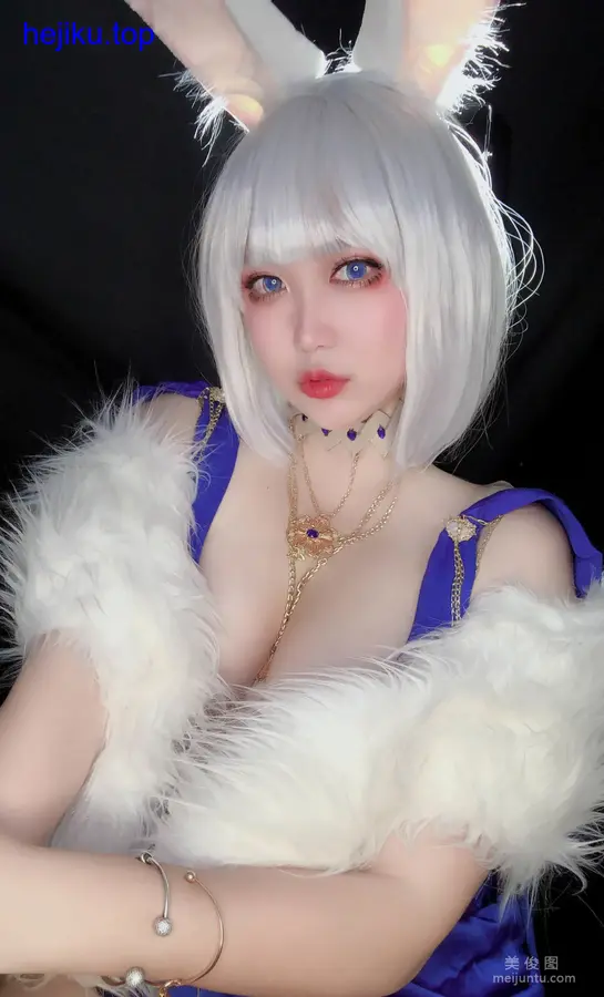 椒妮佐仁侧身回头，手放在耳边做倾听状，腰间的铃铛自然垂落，画面动态感强