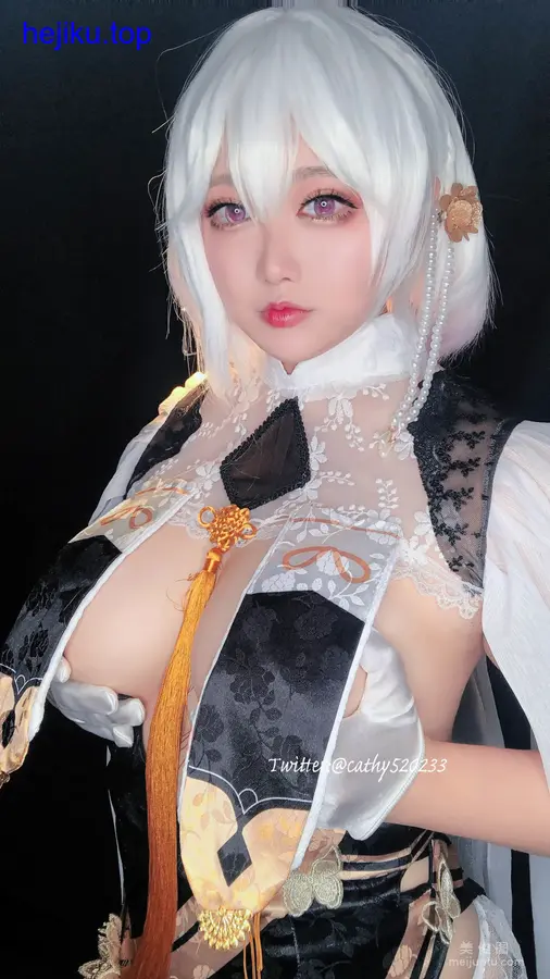 椒妮佐仁躺在干草堆上闭眼微笑，身上盖着黑白斑点毯子，阳光柔和地打在脸上