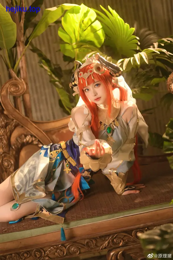 白莉爱吃巧克力写真高清壁纸 窗边阳光手拿巧克力