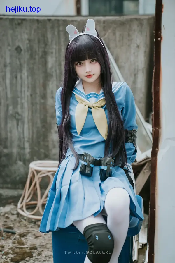 白莉爱吃巧克力写真高清壁纸 咬巧克力眯眼笑