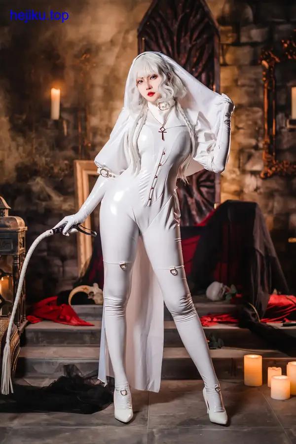 Natsuko夏夏子低头垂眼睫毛阴影落在脸上