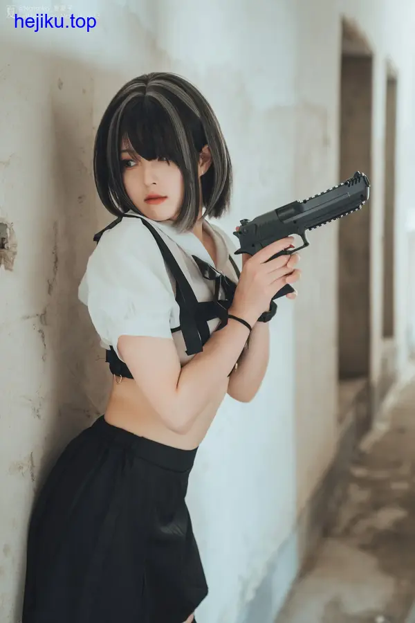 Natsuko夏夏子全身站立持剑目光投向远方