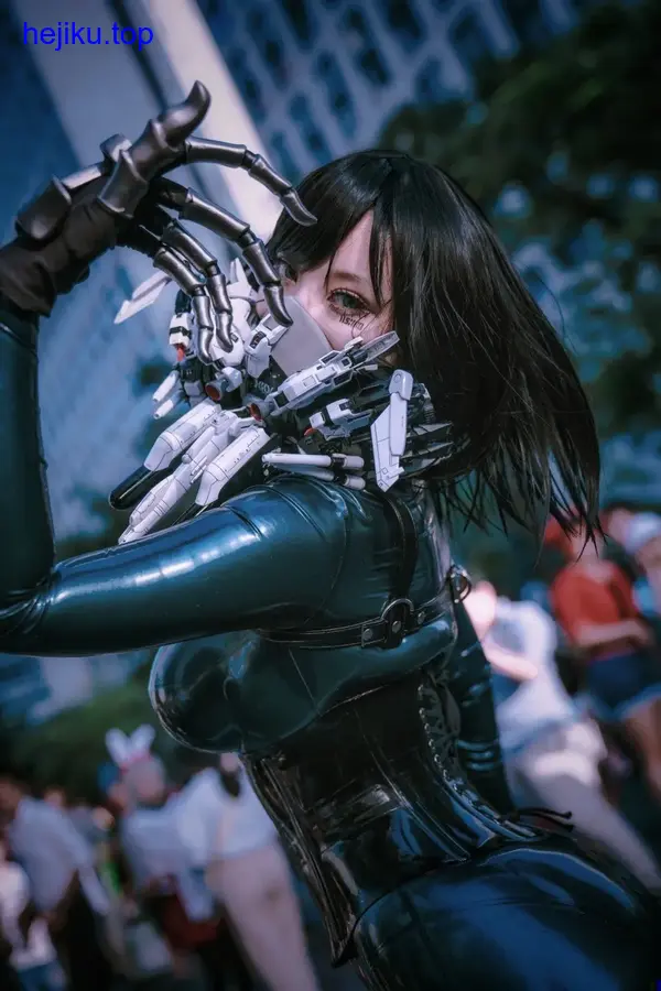 菌烨tako穿长裙站在老庭院里翻书