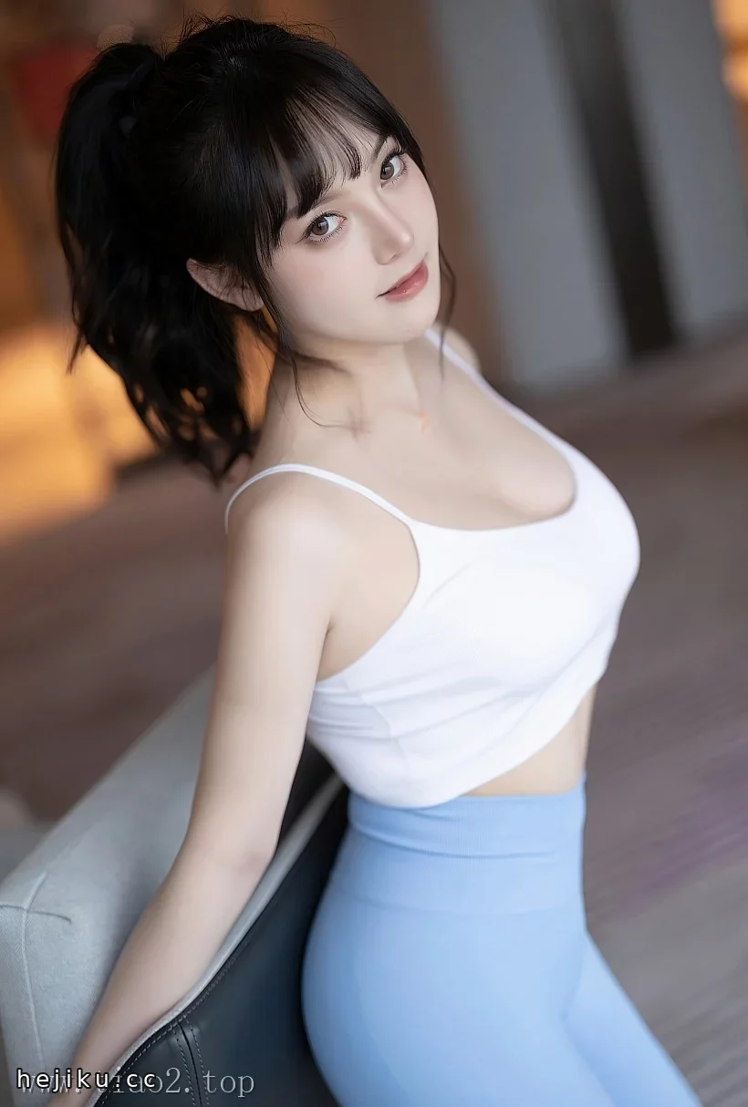 XIAOYU镜头下的语画界模特豆瓣酱，一组练出来的瑜伽服写真文章配图3