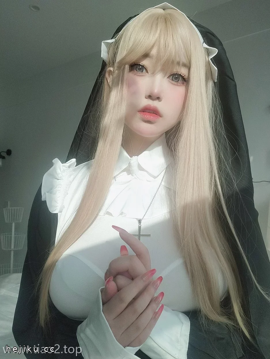 女主K修女cosplay图片80张全收录,黑色长袍配白色翻领的细节看点文章配图4