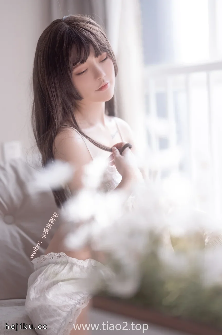 桃良阿宅吊带装30张日常照，自然光下的细节让人把滤镜全删了文章配图2