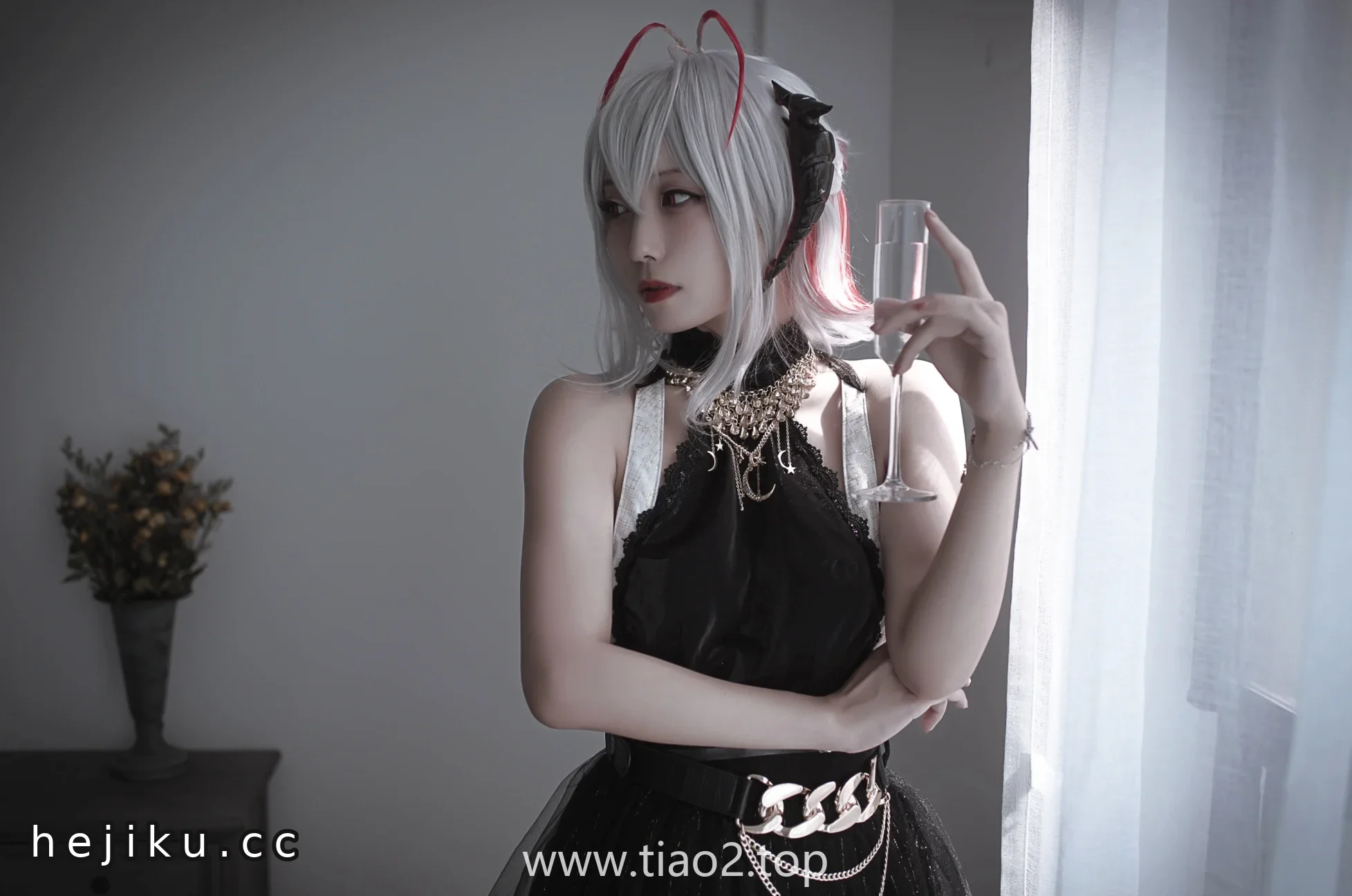 切切celia的W礼服20张图,礼服越正经眼神越不老实文章配图3