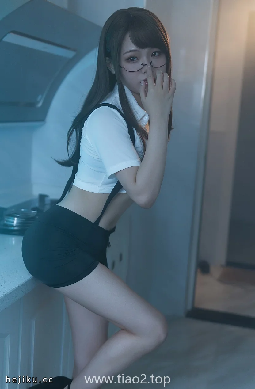镜框勾下来一寸，七月喵子眼镜娘1号这套图把眼镜用活了文章配图2