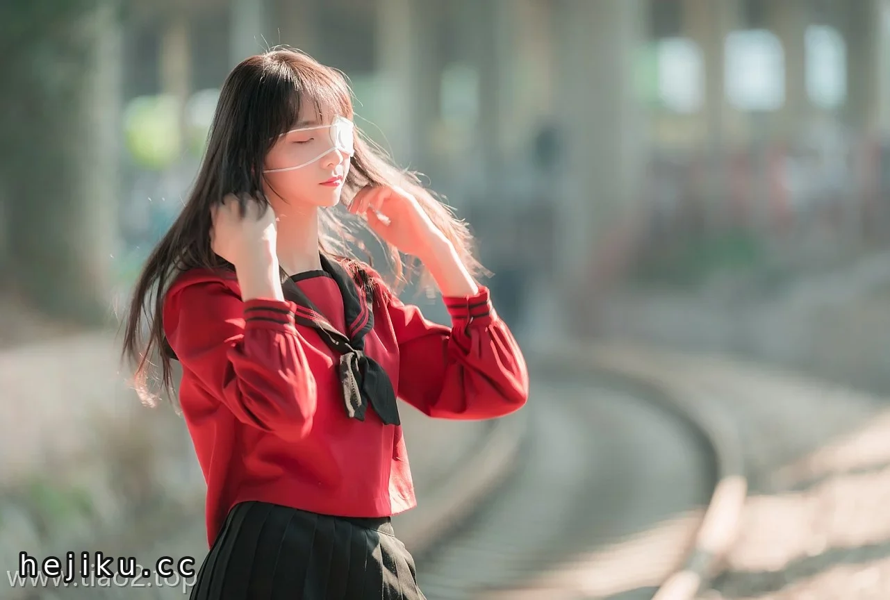 西呱呀呀呀废弃火车站铁轨成片cos，铁链甩脸加梨涡咬唇，这组图太顶了文章配图3