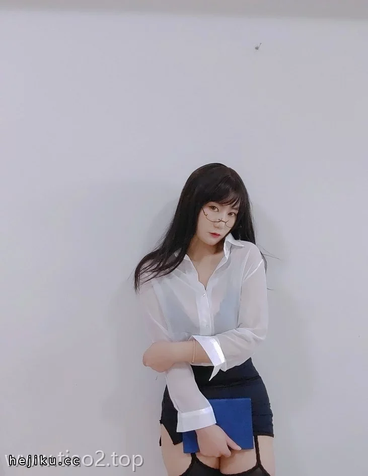 澜妹呀OL办公服cos图集太会演，白衬衫黑窄裙把摸鱼午休都拍成了梗文章配图4