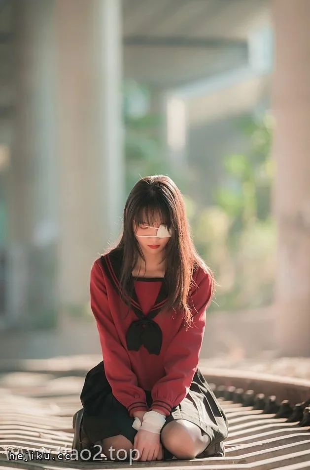 西呱呀呀呀废弃火车站铁轨成片cos，铁链甩脸加梨涡咬唇，这组图太顶了文章配图4