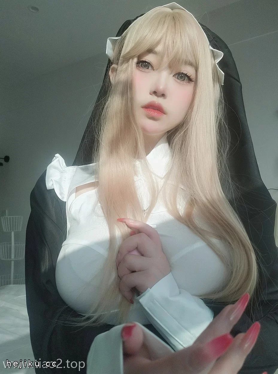 女主K修女cosplay图片80张全收录,黑色长袍配白色翻领的细节看点文章配图3
