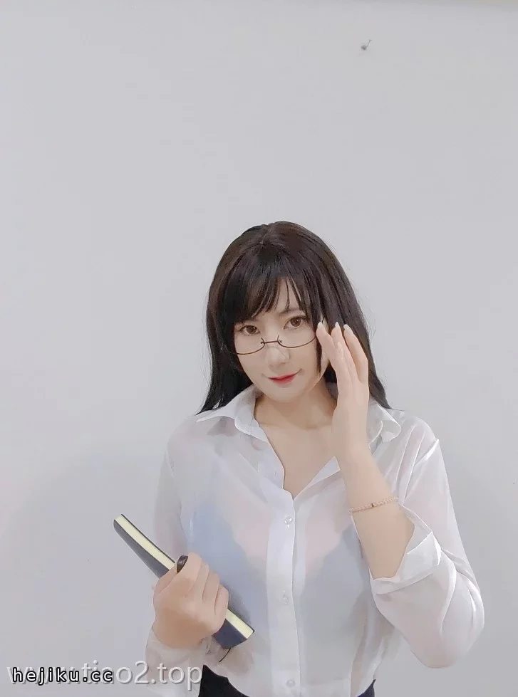 澜妹呀OL办公服cos图集太会演，白衬衫黑窄裙把摸鱼午休都拍成了梗文章配图3
