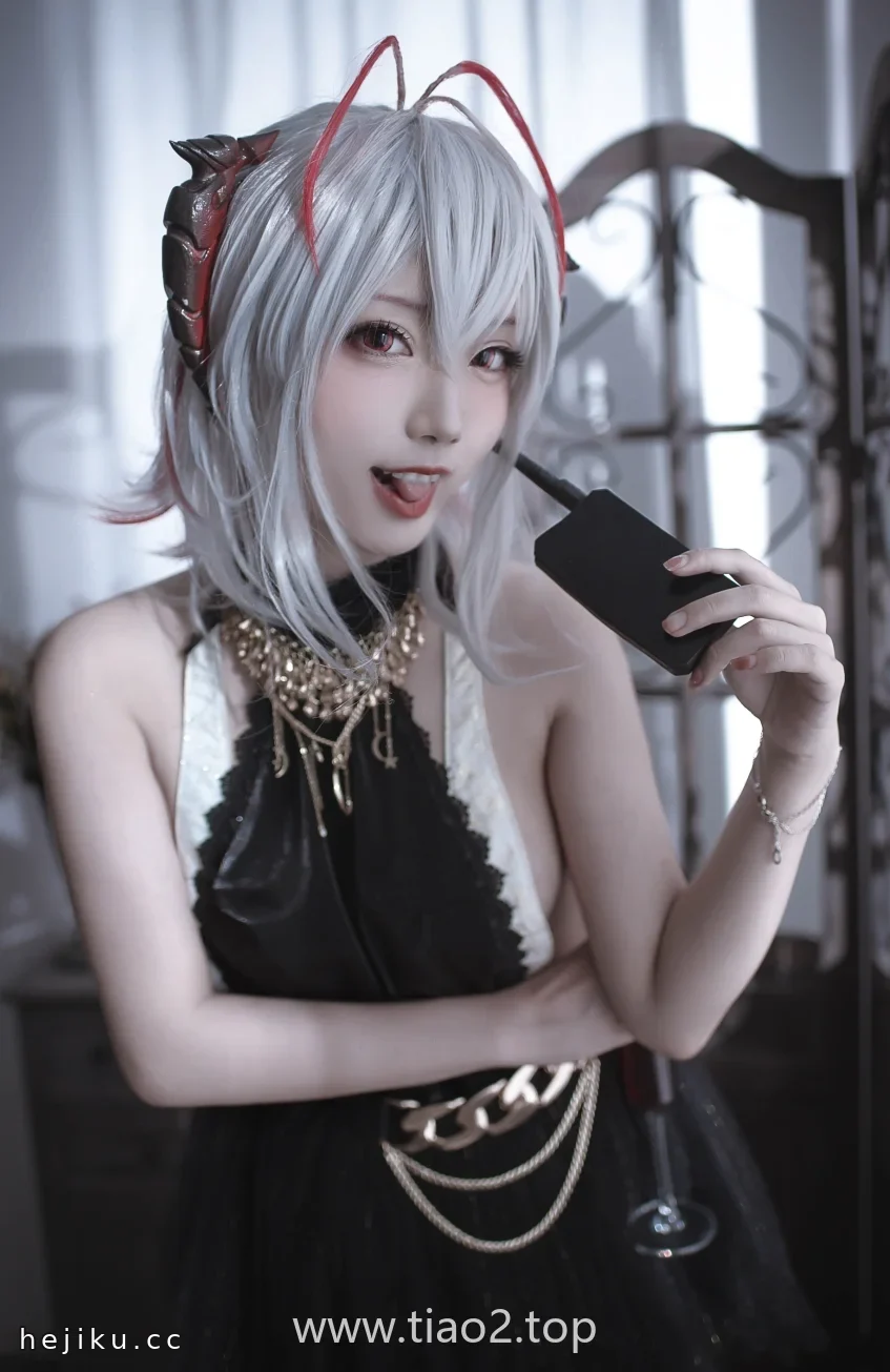 切切celia的W礼服20张图,礼服越正经眼神越不老实文章配图1