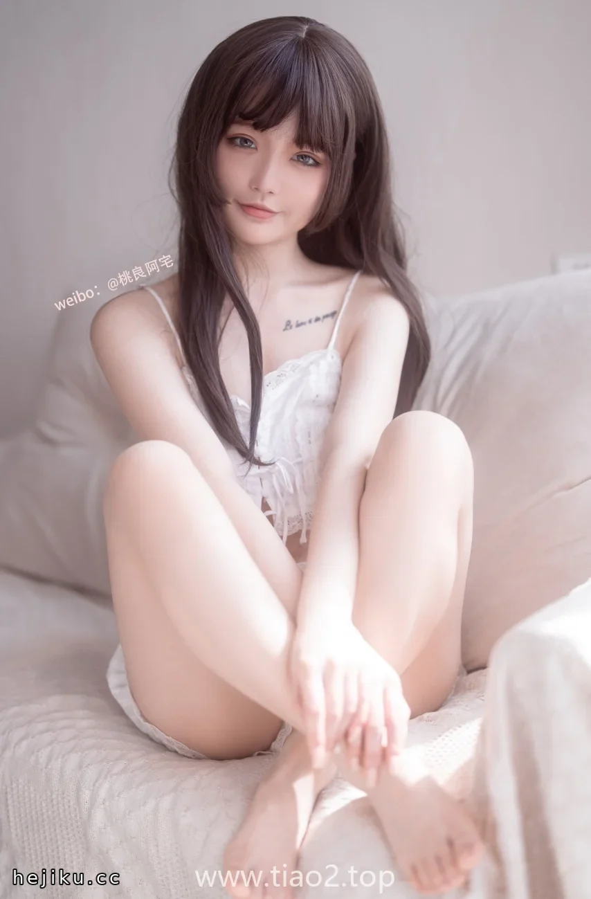 桃良阿宅吊带装30张日常照，自然光下的细节让人把滤镜全删了文章配图1