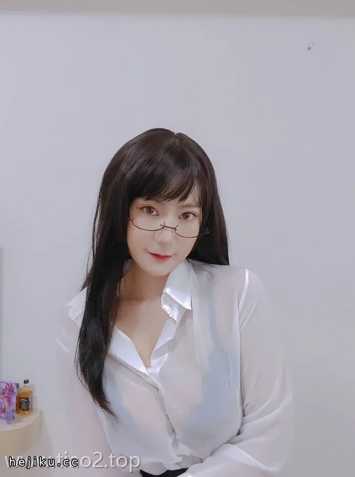 澜妹呀OL办公服cos图集太会演，白衬衫黑窄裙把摸鱼午休都拍成了梗文章配图2