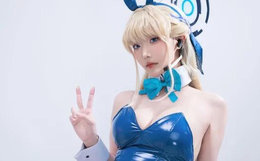 切切celia灰姑娘造型火了？写真合集里的泳装造型太撩人