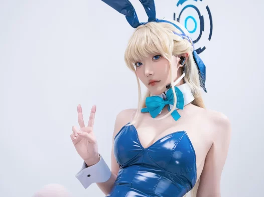 切切celia灰姑娘造型火了？写真合集里的泳装造型太撩人