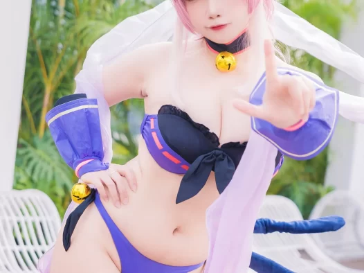 贞子蜜桃碧蓝航线COS爆火，修女私影图集让人心跳加速！