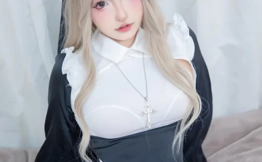 神楽坂真冬2分钟短片刷屏，全新合集胶袜皮裤造型太绝了