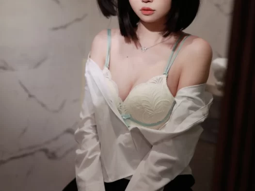 洛桑w伊梓2024图包更新：网袜丝带兔兔登场，吉他少女造型惊艳回归