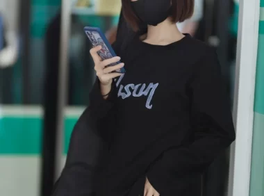 洛桑w伊梓“想弹但没弹那一秒”：26张地铁吉他图，拍出打工人的真实诗意