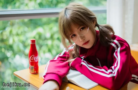 红色体操服cosplay高清图集：小仓千代w紧身曲线与活力感全解析