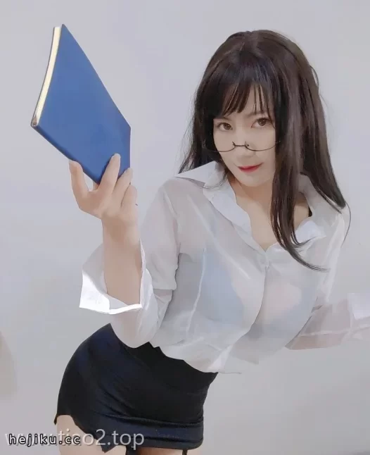 澜妹呀OL办公服cos图集太会演，白衬衫黑窄裙把摸鱼午休都拍成了梗