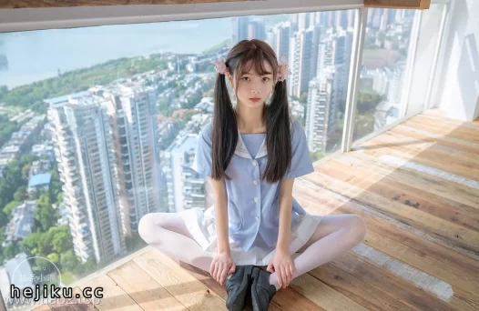 赤西夜夜双马尾JK操场照刷屏，阳光下的清甜颜值让人挪不开眼