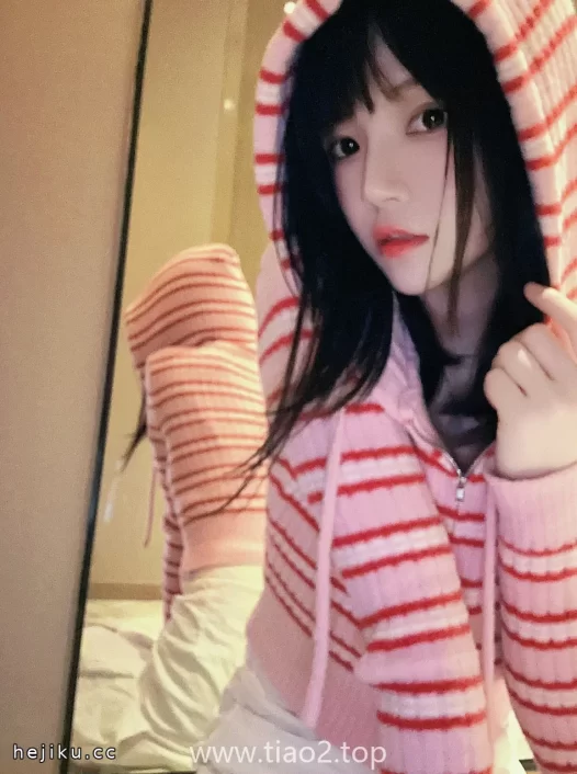 桜桃喵条纹毛衣写真:头发和毛线混在一起那张,确实拍得绝