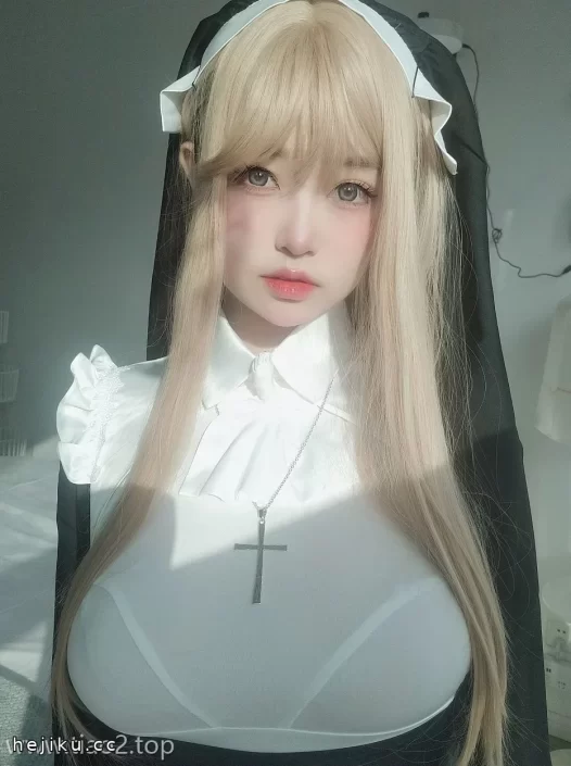 女主K修女cosplay图片80张全收录，黑色长袍配白色翻领的细节看点