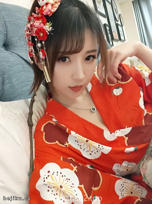 小巫女露娜44张和服写真：桃心纹样配黑色长筒袜，传统与现代的视觉平衡