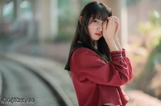 西呱呀呀呀废弃火车站铁轨成片cos，铁链甩脸加梨涡咬唇，这组图太顶了