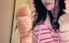 桜桃喵条纹毛衣写真：头发和毛线混在一起那张，确实拍得绝