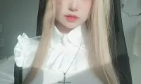 女主K修女cosplay图片80张全收录，黑色长袍配白色翻领的细节看点