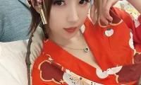 小巫女露娜44张和服写真：桃心纹样配黑色长筒袜，传统与现代的视觉平衡