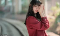 西呱呀呀呀废弃火车站铁轨成片cos，铁链甩脸加梨涡咬唇，这组图太顶了